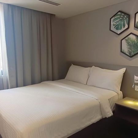 Bahari Parade Hotel Managed By The Ascott Limited George Town Exterior foto